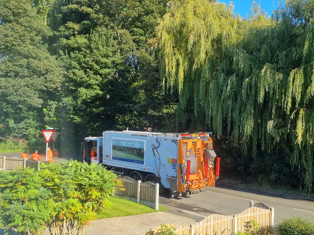 alipop26's tweet photo. Great place to park the bin waggon while you have a cig break..  at the junction of a busy road. Take a bow @MyDoncaster idiots. https://t.co/zUlayQUo9z