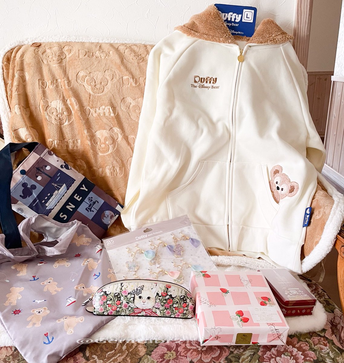 た たたん兄弟 よんたかーさん ずっとダッフィーパーカー欲しかったんですけど やっぱりババアなので勇気出ず でも今回のは我慢出来ず ぴあのさん Duffypianoforte が送ってくださいました 嬉しい ダッフィーのブランケットもめちゃ可愛い