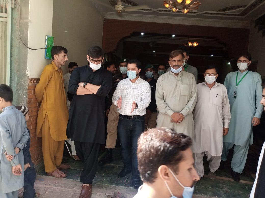 DCRawalpindi's tweet photo. Assistant Commissioner City @Sikandariii visited Medical Camp organized by COMnet team in UC 8. These Free Medical camps are organized to strengthen routine immunization , cover missed children and build trust between residents and health authorities.
#PolioaFree🇵🇰
@PSHDept https://t.co/sGAO7qYpq4