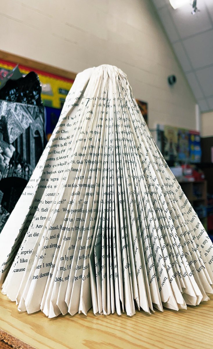 WMSLIBRARY6's tweet photo. A huge thank you to Ruby for our ‘Book Tree’. She has spent a week making this! We can’t wait to put it on display in our library! How thoughtful and kind are our pupils? 👏🏼📚🥰 https://t.co/kp7U7ls33h