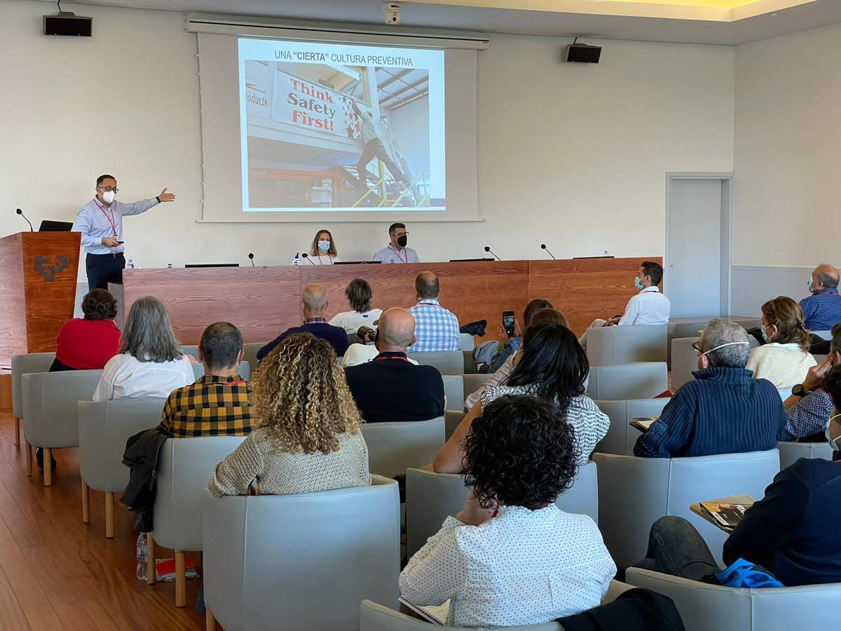 PrevenControl's tweet photo. Diego López de @aciturri nos presenta un modelo de buenas prácticas aplicado en su organización, en la línea del cambio cultural hacia una cultura preventiva proactiva y generativa. Una sólida cultura preventiva. ¡Un caso de éxito!. #SafetyLeaders 🎯🙌 https://t.co/J9q6NXrin2