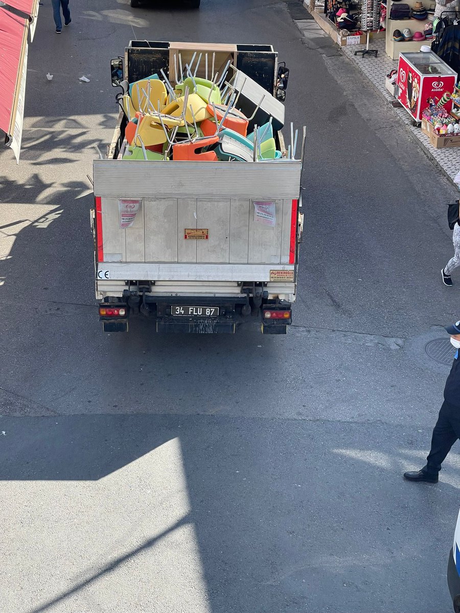 TÜGVA Adalarda 2 günümüzü özetliyorum
Evimize bir yabancı geldi,bizden habersiz malzemelerimizi götürdü, kapı kilidimizi değiştirdi, bunları da mahkeme kararına göre yaptım dedi. gece boyunca nöbet tuttuk 2 günün sonunda mahkeme kararı tarafımıza sunulamayınca balon patladı