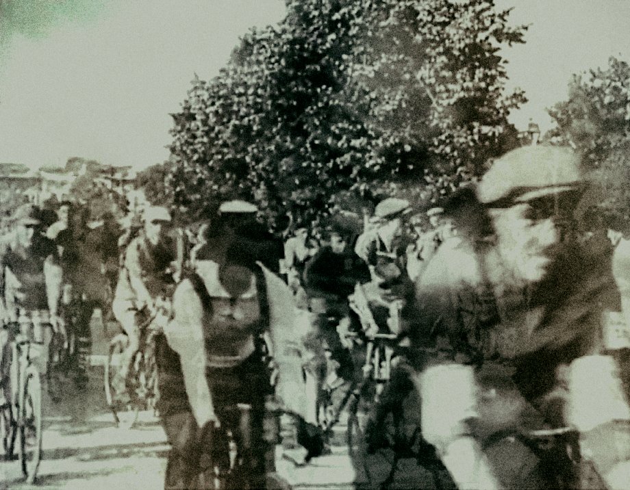 bentomakunouchi's tweet photo. This Friday. MultipleXity, Timișoara. 20:00
~
Image: Arhiva Națională de Filme
Image processing: Felix Petrescu
#makunouchibento #imageandsound #shortsounds #silentfilm #silentdocumentary #rescoring #liverescoring #experimentalmusic #liveevent #romaniandocumentary https://t.co/hNh6HiN4MM