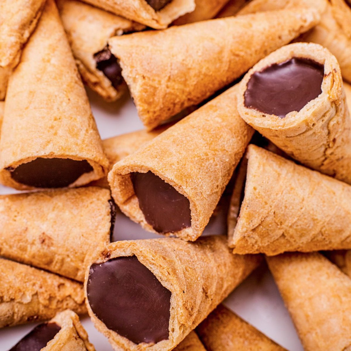 OwToTheZie's tweet photo. WEH!!! AKU JUMPA HARTA KARUN!!! SELAMA NI BELI CORNETTO SEBAB NAK MAKAN YANG HUJUNG TU JE!! SELLER NI JUAL YANG HUJUNG TU JE!! WEH!! ATAS BERYLS BAWAH CADBURRY!!!

WEH AKU DAH BELI 3!!!!!! 

https://t.co/4aE81Z6Xa7 https://t.co/3uUTR92ihC
