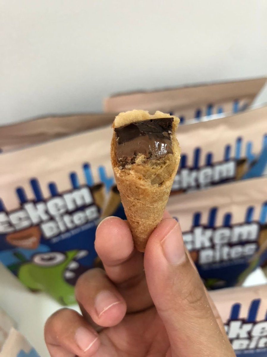 OwToTheZie's tweet photo. WEH!!! AKU JUMPA HARTA KARUN!!! SELAMA NI BELI CORNETTO SEBAB NAK MAKAN YANG HUJUNG TU JE!! SELLER NI JUAL YANG HUJUNG TU JE!! WEH!! ATAS BERYLS BAWAH CADBURRY!!!

WEH AKU DAH BELI 3!!!!!! 

https://t.co/4aE81Z6Xa7 https://t.co/3uUTR92ihC