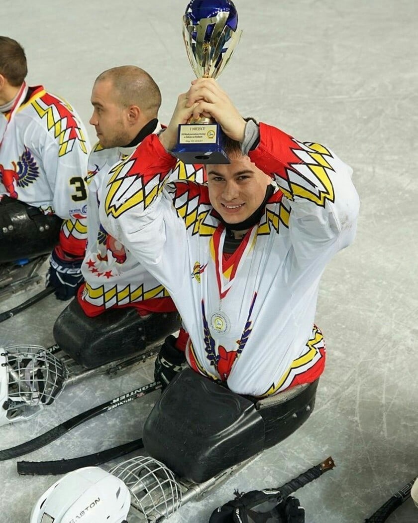 Рустам Набиев стал первым в мире, кто поднялся на гору-восьмитысячник на одних руках! Покорять Манасулу он начал 26 сентября, а 2 октября добрался до вершины на высоте 8163 метра. Своим поступком он хотел показать силу человеческого духа и воли. vk.com/specnazalpha?w…