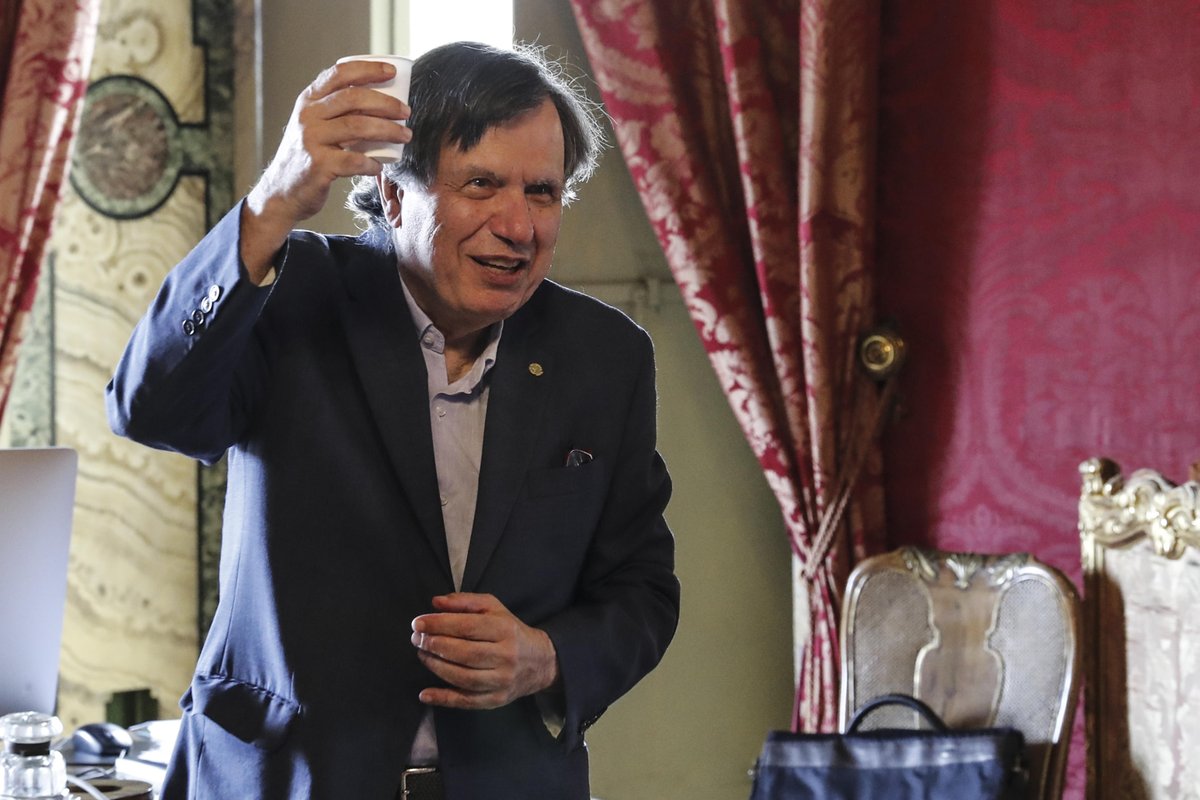 Disordine e sistemi complessi, ecco come #GiorgioParisi ha rivoluzionato la #fisica: ha riconosciuto nuove regole e le ha sapute applicare. Il suo collaboratore #EnzoMarinari ora in diretta su <a href="/Radio3tweet/">Rai Radio3</a> #Nobel #Nobel2021