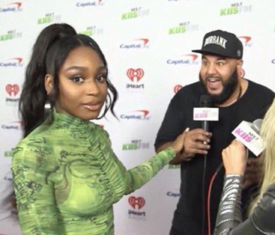 luna4ngelx's tweet image. You lot are really online arguing that you wouldn’t feed your wedding photographers with no fiancé or potential mate at your side… just wicked and alone