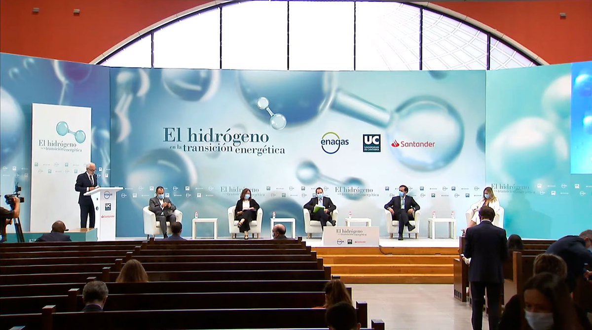 C_IndusEmpleo's tweet photo. @dalvearp, director general de @dgiem_Cantabria, participa en la mesa redonda sobre iniciativas empresariales en #hidrógeno verde de @unican, con Almudena O'Shea @ACCIONA, Izaskun Gorostiaga -Nortegás-, Antón Martínez @enagas
 y Raúl Medina @IHCantabria
@santander_es https://t.co/VMpGZi9P3G