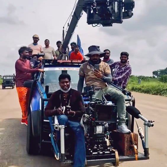 MangoKannadaOff's tweet photo. #KGFChapter2 Chase sequence shot in Nice Road, Bengaluru🔥
#KGFChapter2 #ChaseSequence #PrashanthNeel #RockingStarYash #KGF2onApr14 #BhuvanGowda #SrinidhiShetty #SanjayDutt #RaveenaTandon #PrakashRaj #RaoRamesh #KFN https://t.co/I7CAHG1qBb