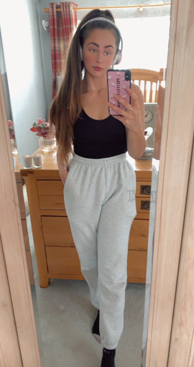 simplybambi_'s tweet photo. Never ever tweet anymore but hi ✨ https://t.co/OKIt61mjwg
