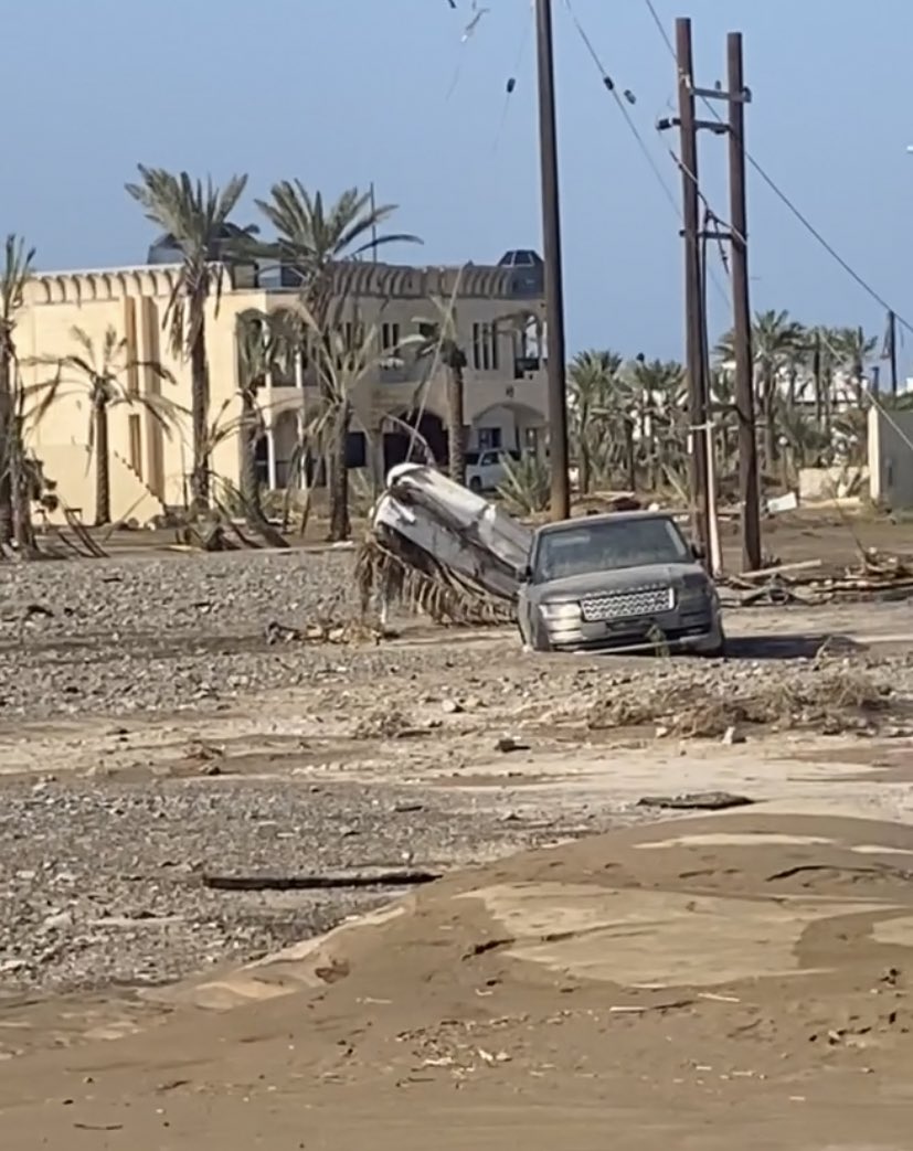 miiia96's tweet photo. سكان صحم تعرضوا لعاصفة عنيفة جدًا خلال شهر مايو دمرت الكثير من الممتلكات ورغم ذلك تم تهمشيها تمامًا من الإعلام والمساعدات .. حاول�� التشافي بمفردها واصلاح الأضرار خلال الشهور القليلة الماضية إلا أن الإعصار أعادهم لنقطة الصفر .. كونوا لهم والتفتوا لوضعهم الصعب #صحم_تستغيث https://t.co/cAuFFTjhtn