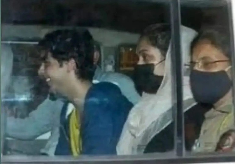 umesh_0761's tweet photo. On what #Aryan Khan is laughing is Indian Law, because he knows, the rich are always above it. https://t.co/0VkR6m5LbN