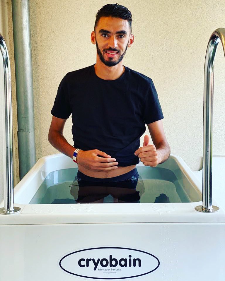 Cryobain's tweet photo. Athlète 🇫🇷 spécialiste du 3000 mètres, Djilali Bedrani profite du bain froid pour optimiser sa récupération en cette période d’intersaison 🏃‍♂️

Bonne session Djilali 🥶✊ https://t.co/nxJULNdMRD
