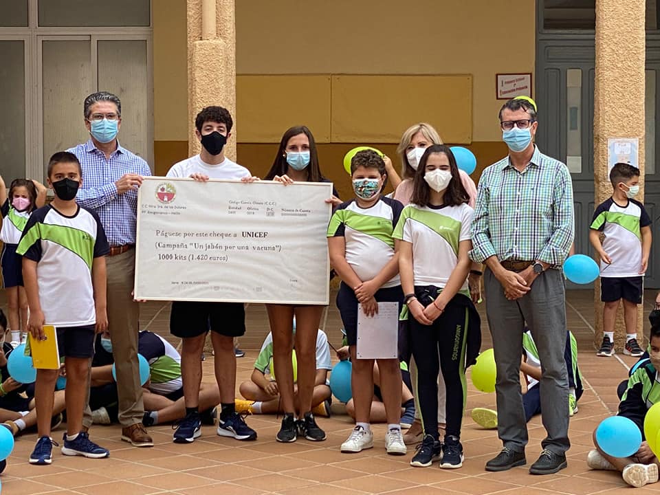 amigonianosLA's tweet image. 👏👏El Colegio @ntra_dolores de #Hellín ha finalizado su proyecto de #aps "Un jabón por una vacuna", consiguiendo 1.000 kits de vacunas para los niños de #Mali
🏣Dos representantes del comité de UNICEF de #CastillaLaMancha han recogido el importe obtenido por el proyecto