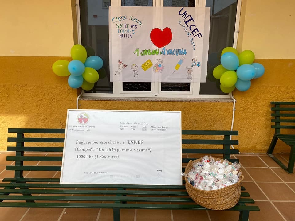 amigonianosLA's tweet image. 👏👏El Colegio @ntra_dolores de #Hellín ha finalizado su proyecto de #aps "Un jabón por una vacuna", consiguiendo 1.000 kits de vacunas para los niños de #Mali
🏣Dos representantes del comité de UNICEF de #CastillaLaMancha han recogido el importe obtenido por el proyecto
