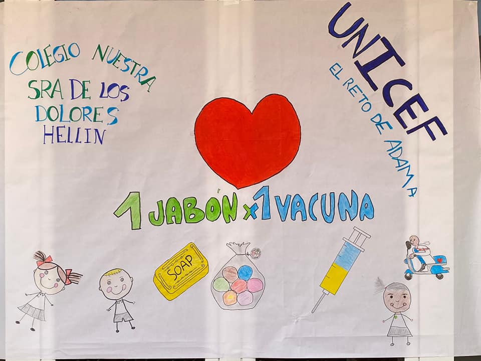 amigonianosLA's tweet image. 👏👏El Colegio @ntra_dolores de #Hellín ha finalizado su proyecto de #aps "Un jabón por una vacuna", consiguiendo 1.000 kits de vacunas para los niños de #Mali
🏣Dos representantes del comité de UNICEF de #CastillaLaMancha han recogido el importe obtenido por el proyecto