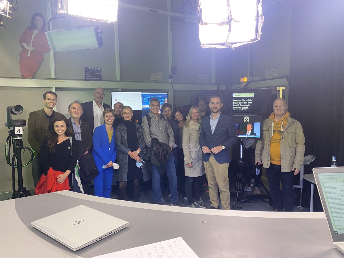 IngridThurnher's tweet image. Hoher Besuch bei uns im Studio on ⁦@OrfDrei⁩ Aktuell- alle ⁦@ORF⁩ KorrespondentInnen haben sich angeschaut, wo der Arbeitsplatz von Moderator ⁦@ReinerReitsamer⁩ ist wenn sie bei uns zugeschaltet sin.