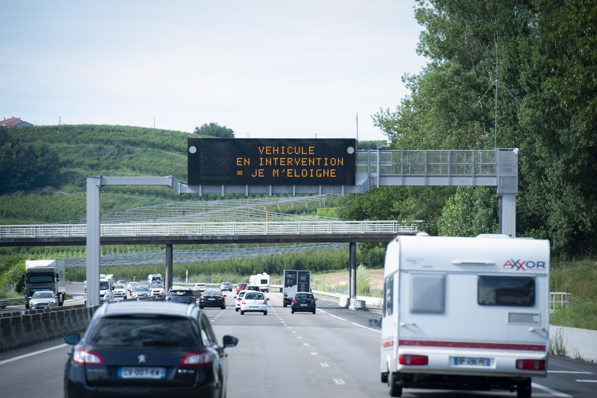 Protégez nos femmes et hommes en jaune en respectant le corridor de sécurité. Ils assurent la sécurité de tous sur l'autoroute, pensez à la leur. #VuedAutoroute