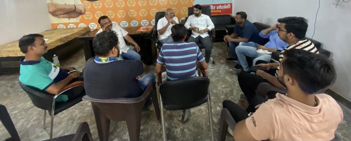 SonuSatbirSola1's tweet photo. मेरा बूथ सबसे मज़बूत 🚩

मंडल प्रभारी श्री राम निवास गहलोत जी द्वारा बूथ अध्यक्षों व पन्ना प्रमुख की बैठक ली गई जिसमें भविष्य में आने वाले कार्यक्रमों की चर्चा की गई| 
@blsanthosh @siddharthanbjp @BJP4Delhi @PandaJay @RajivBabbarbjp @adeshguptabjp @p_sahibsingh @vijaysolankibjp https://t.co/BaIoODfJSH