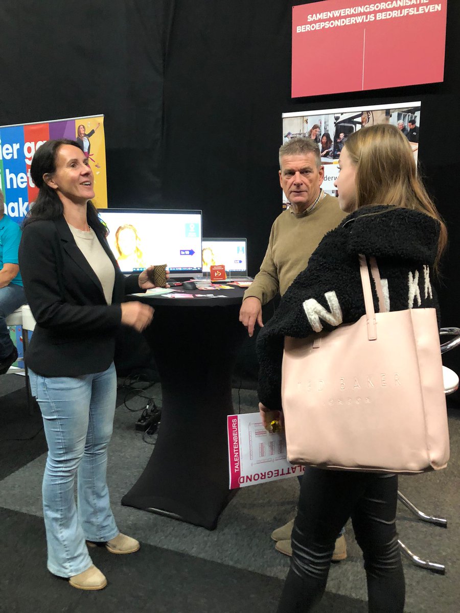 Vandaag met collega's <a href="/SBBNL/">SBB</a> op de Talentenbeurs van <a href="/TC_Oss/">TalentencampusOss</a>.
Meer dan 1.700 scholieren, werkzoekenden en andere geïnteresseerden die naar de Rusheuvel in Oss komen.
Samen met 70 bedrijven wijzen we de weg. KiesMBO.nl 
Tot straks in Oss!
Info: lnkd.in/gbiCJdeH
