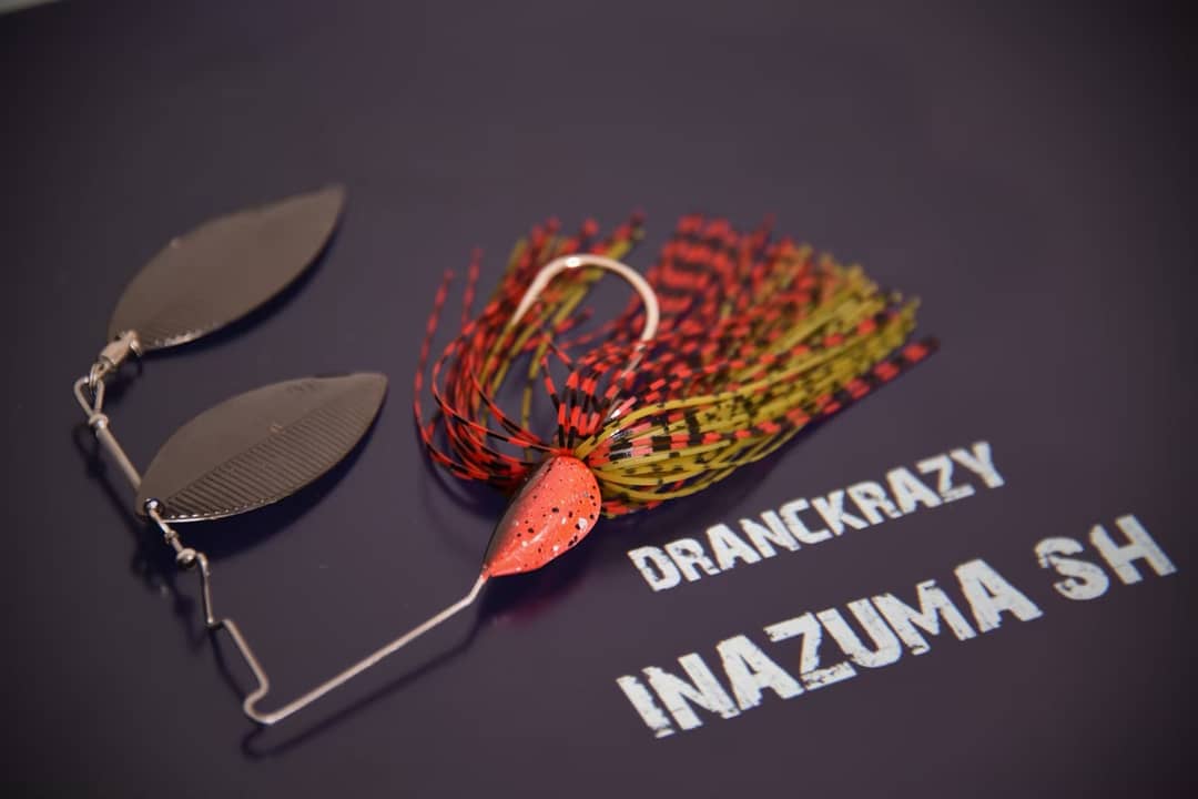 TMZDK's tweet photo. 距離とか濁りで、スローシャイナーと使い分けて貰うってのが、基本。
秋は、ベイトに依存したがるから横の動きがやっぱり強い。

#ドランクレイジー
#イナズマ https://t.co/Mk2NLBSGba
