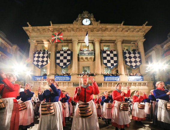Ayto_SS's tweet photo. 🗣️ Se celebrarán en la ciudad Santo Tomás, Olentzero y Mari Domingi, la cabalgata de Reyes, Tamborrada, Caldereros, Iñudes y Artzainas y el Carnaval
❗ Pronto más información en https://t.co/Yokf8hIqmf
#Donostia #SanSebastian https://t.co/QQKYNIMekm