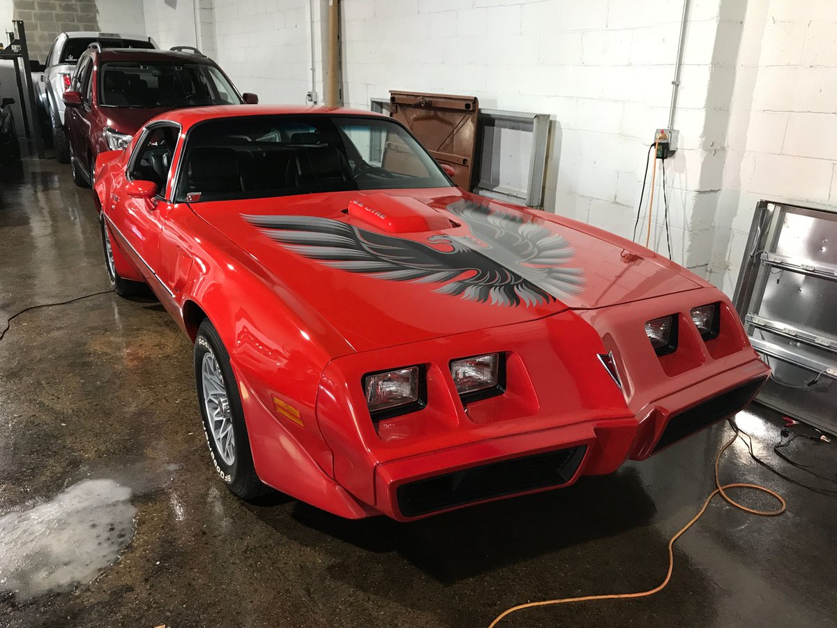 A #screaming #chicken #Pontiac in some shade of #orange
#melikey