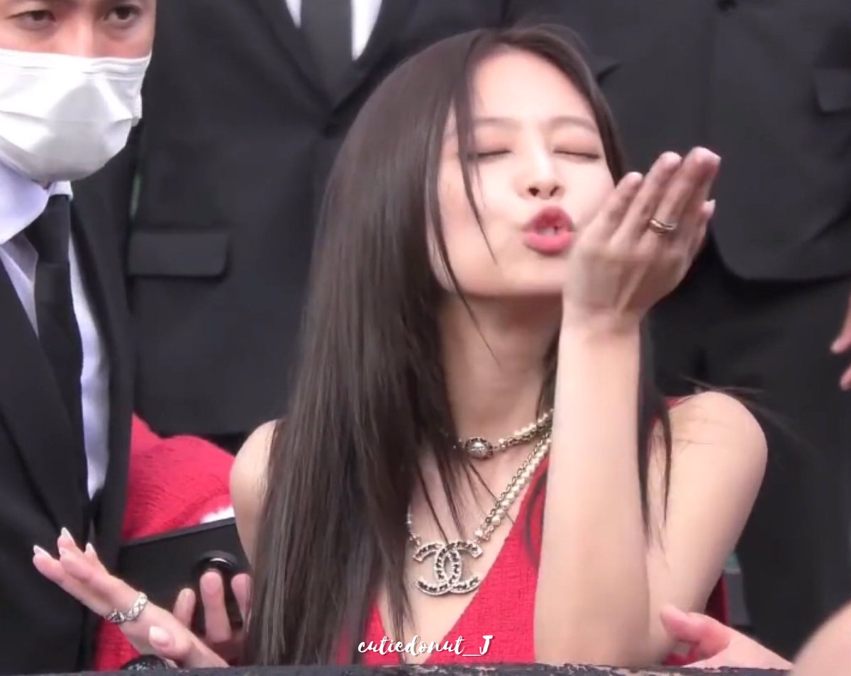 cutiedonut_JENNIE tweet media