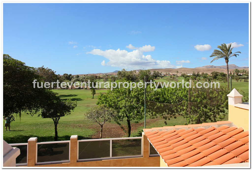 FUEProperty's tweet photo. Another luxurious south-facing 3-bed detached villa frontline on the exclusive #Fuerteventura #Golf resort #forsale for 495,000€. Larger than standard villas - 181m2 built size on 768m2 plot https://t.co/lv7mXLxPJr #propertyforsale #HomeintheSun #realestate #Canarias https://t.co/scPCQc0d0m