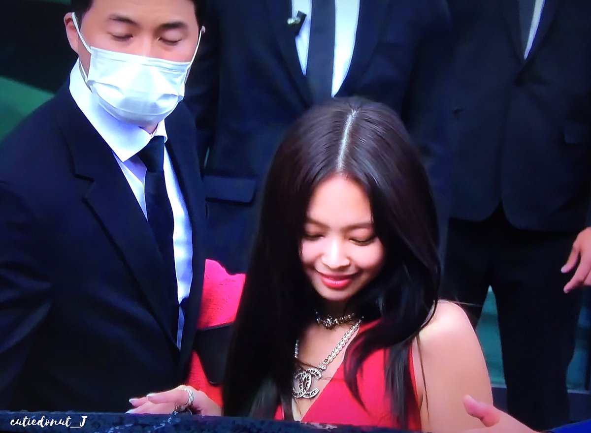 cutiedonut_JENNIE tweet media