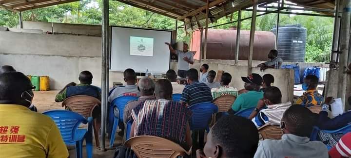 Solidaridad_wa's tweet photo. @Solidaridad_wa through its Sustainable West Africa Palm Oil Programme #SWAPP II has trained 148 agric field staff from 74 #PERD districts in #Ghana on #BMP in #oilpalm production, who will in turn train farmers in the district.
#SWAPPII is jointly funded by @NLinGhana and #SECO https://t.co/5Y0WOdLEKi