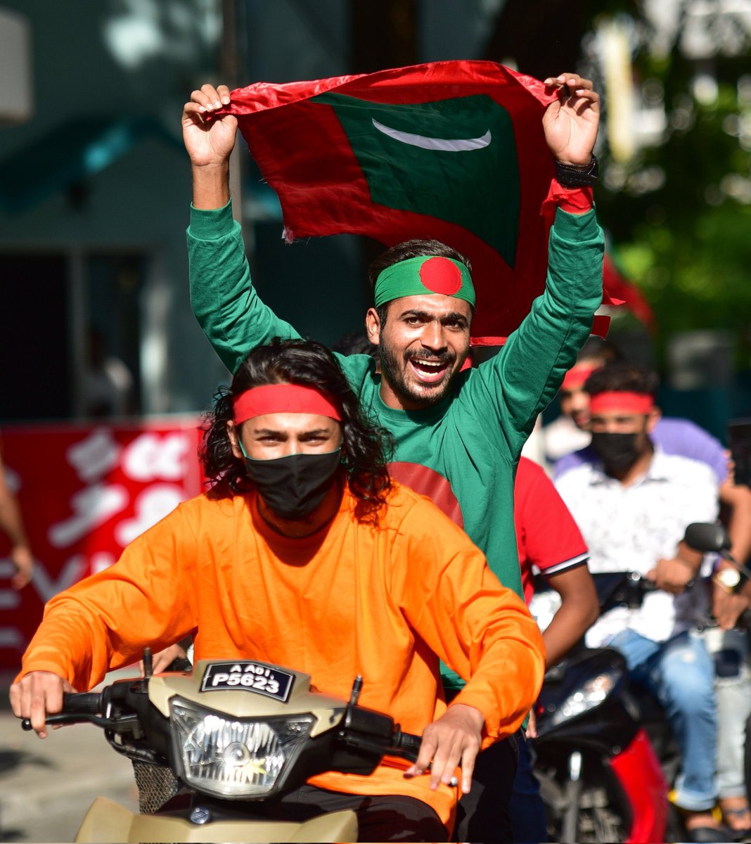 When I get older I will be stronger
They'll call me freedom just like a wavin' flag. A Bangladesh 🇧🇩 youth holding the flag of Maldives 🇲🇻. Best of Luck for both teams #MaldivesVsBangladesh ⚽️