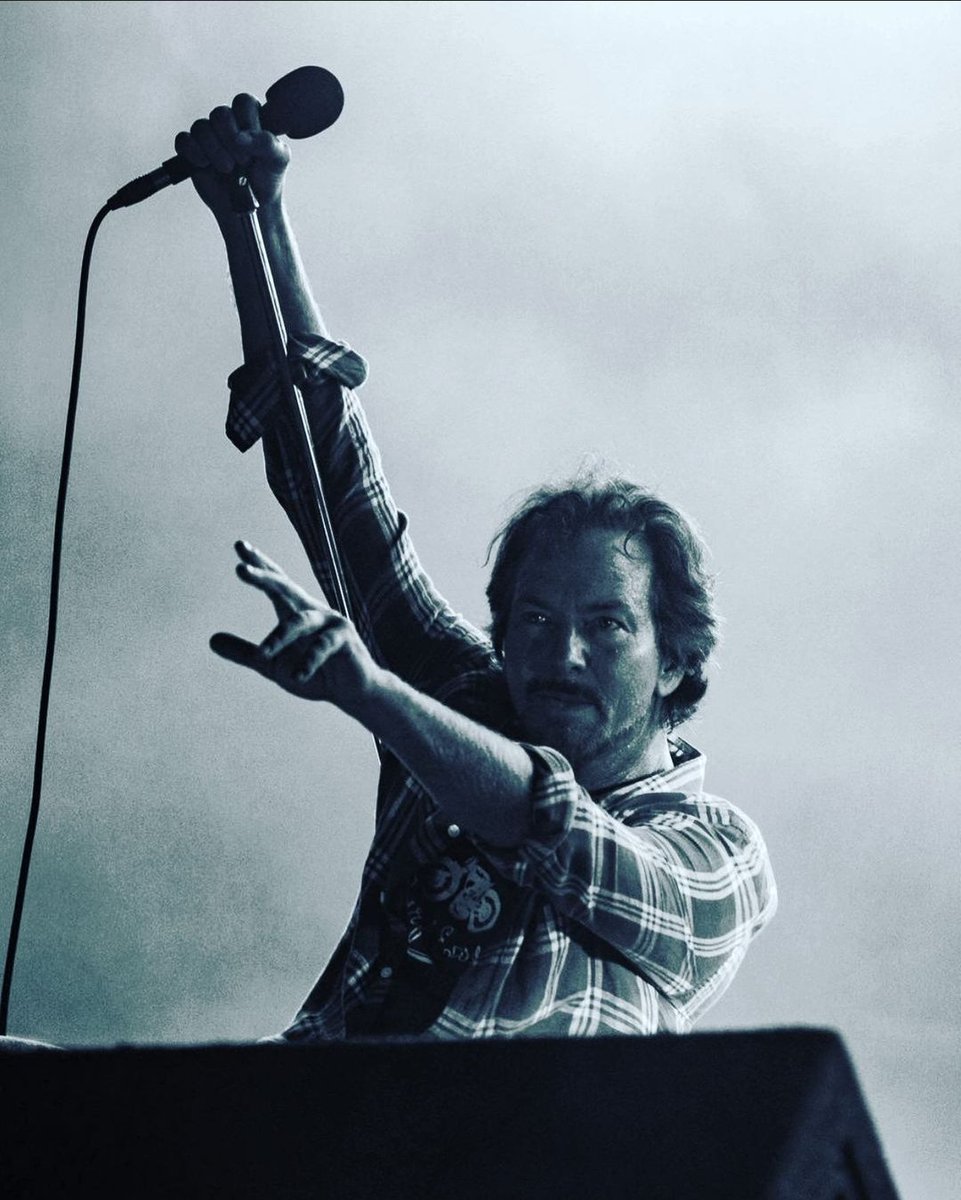 ATYpodcast's tweet photo. Who is feeling the post-tour depression?
📸 @geoffwhitmanphoto 
*****************************
#pearljam #pearljamfamily #pjfaithful #pjfans #pjlove #eddievedder #pearljamtour #ohanafest #theohanafest #pearljamfans 
@eddievedder @pearljam https://t.co/2HzPcM6j2T