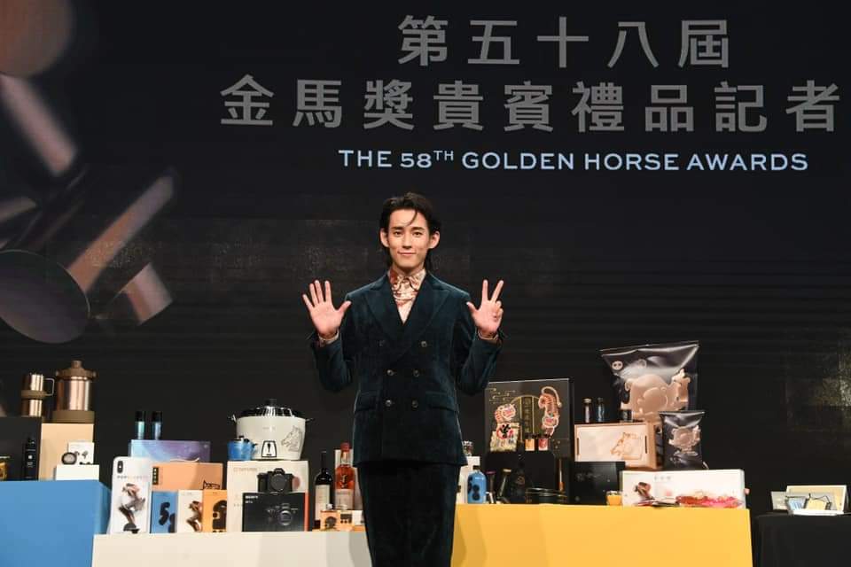 _HIStoryTH's tweet photo. คุณสวีมาแนะนำของที่ระลึกประจำงาน ที่จะมอบให้ผู้เกี่ยวข้องทั้งเบื้องหน้าและเบื้องหลังค่ะ😊 งานยิ่งใหญ่แล้ว ของก็ยิ่งใหญ่นะ มีข้าวของเครื่องใช้เอย หม้อหุงข้าวก็มี!
🌷ติดตามเจค:
FB: 徐鈞浩 Jake Hsu
IG: jakehaw1230
#徐鈞浩 #JakeHsu #HIStory3Trapped #HIStory3圈套 #JakeHsuTH #HIStoryTH https://t.co/pTzQiCzg07