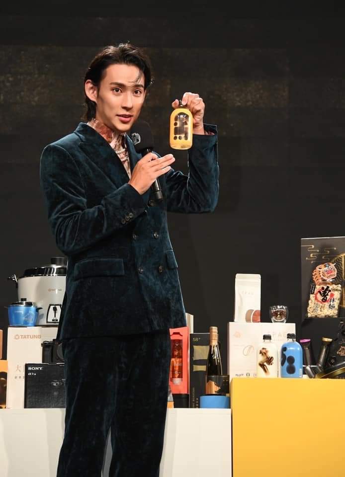_HIStoryTH's tweet photo. คุณสวีมาแนะนำของที่ระลึกประจำงาน ที่จะมอบให้ผู้เกี่ยวข้องทั้งเบื้องหน้าและเบื้องหลังค่ะ😊 งานยิ่งใหญ่แล้ว ของก็ยิ่งใหญ่นะ มีข้าวของเครื่องใช้เอย หม้อหุงข้าวก็มี!
🌷ติดตามเจค:
FB: 徐鈞浩 Jake Hsu
IG: jakehaw1230
#徐鈞浩 #JakeHsu #HIStory3Trapped #HIStory3圈套 #JakeHsuTH #HIStoryTH https://t.co/pTzQiCzg07