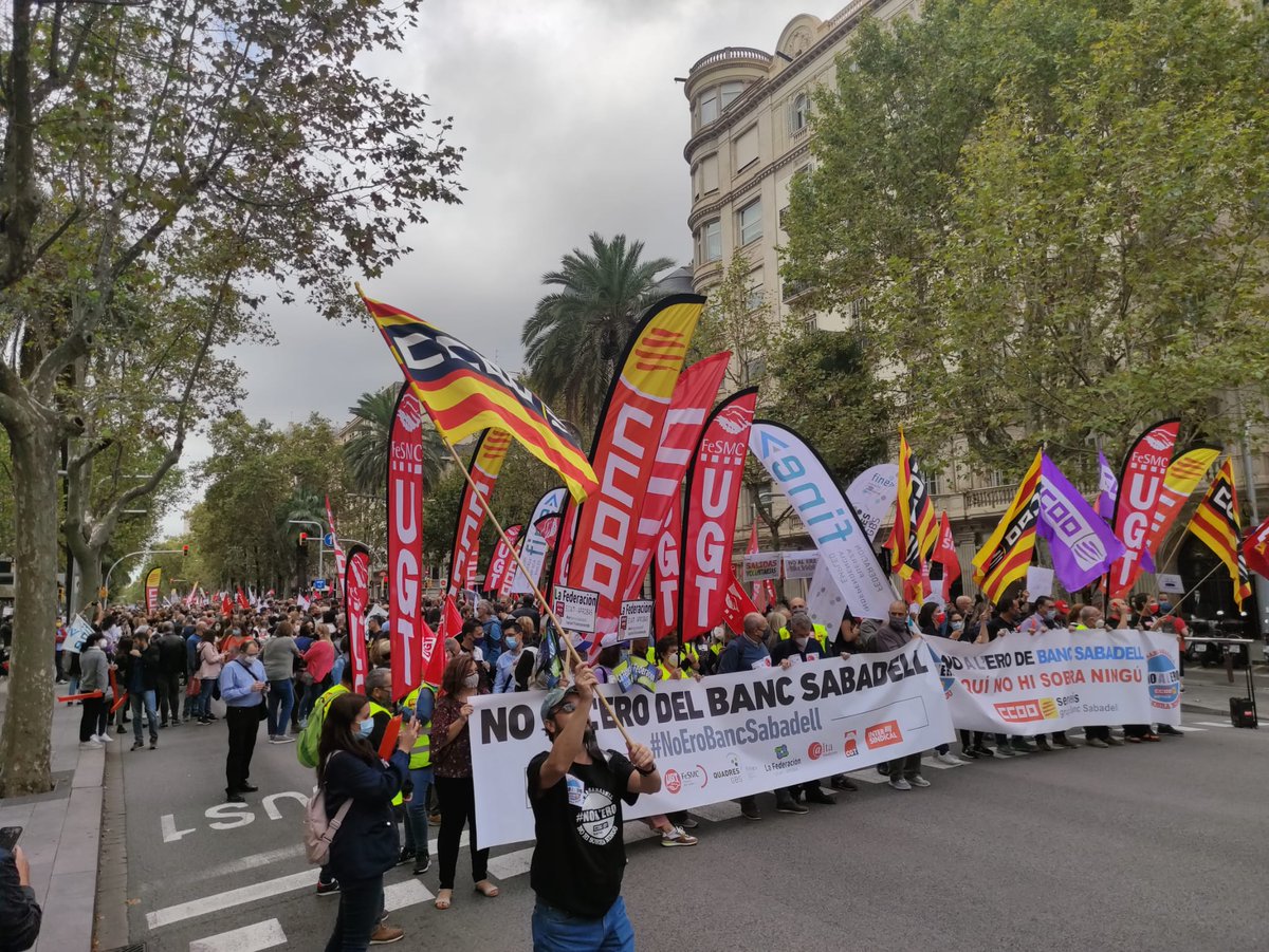 ccoocatalunya's tweet photo. Vaga de tota la jornada al Banc de Sabadell.

🔴Centenars de treballadores i treballadors de @BancoSabadell concentrats a les portes de l'Edifici Torre Sabadell (Balmes/Diagonal) de #BCN. 

📣 Contra l'ERO salvatge❗

#EstaPassant #EstaPasando https://t.co/JrfCUnOLYn