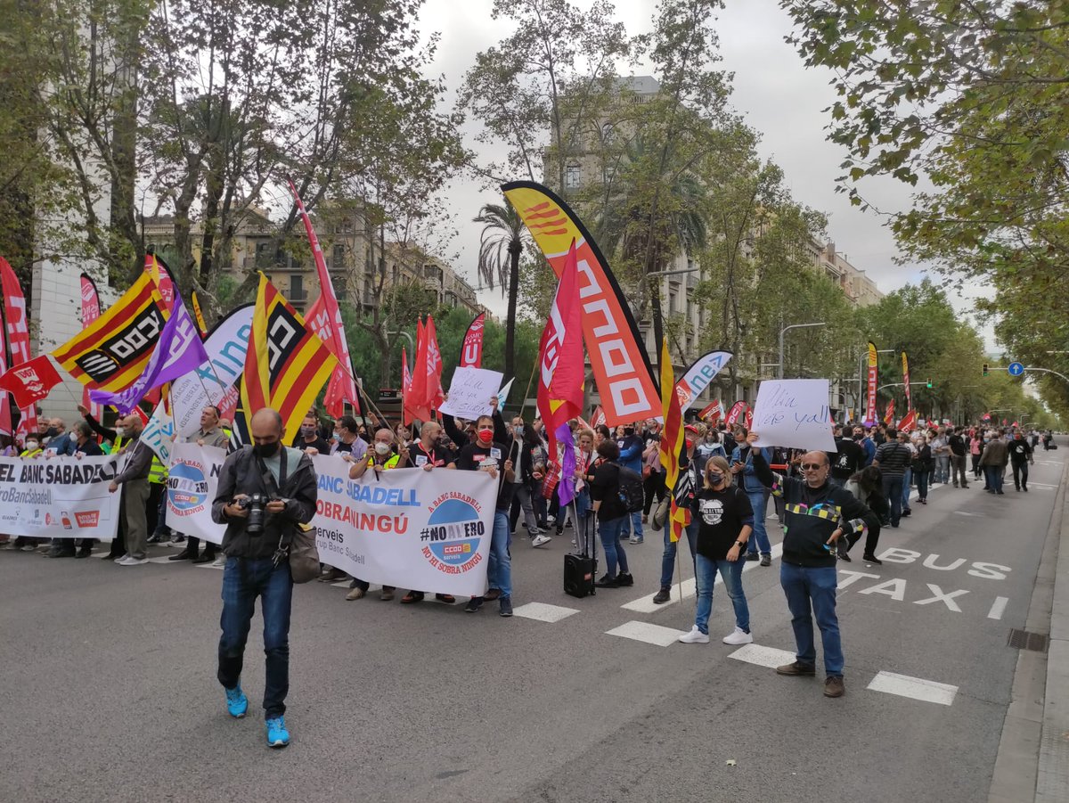 ccoocatalunya's tweet photo. Vaga de tota la jornada al Banc de Sabadell.

🔴Centenars de treballadores i treballadors de @BancoSabadell concentrats a les portes de l'Edifici Torre Sabadell (Balmes/Diagonal) de #BCN. 

📣 Contra l'ERO salvatge❗

#EstaPassant #EstaPasando https://t.co/JrfCUnOLYn