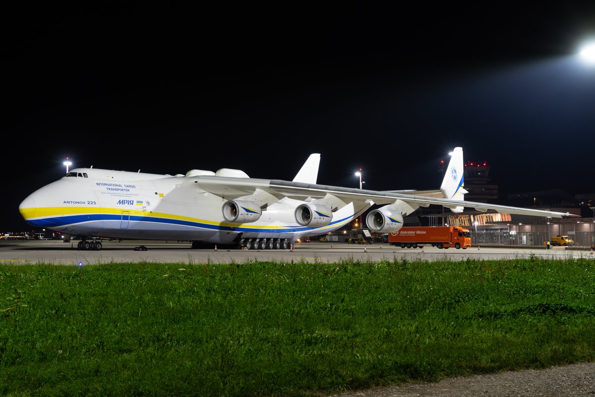 pepa_at's tweet photo. Gestern mal wieder am Airport in Linz gewesen und den Special Guest besucht.
Antonov AN-225
UR-82060
#LNZ #LOWL #planespotting https://t.co/WvSYrnPF94