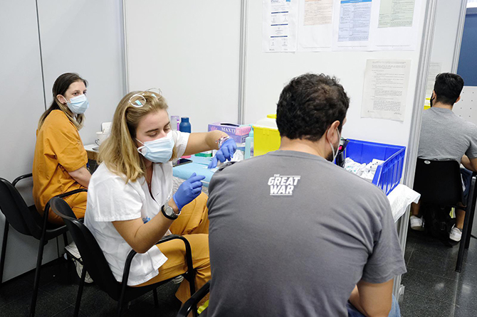 ElFarInformatiu's tweet photo. ⚠️𝐔́𝐋𝐓𝐈𝐌𝐀 𝐇𝐎𝐑𝐀 #COVID19 l El #BaixLlobregat y #LHospitalet continúan en riesgo bajo de rebrote y cerca de 827.000 personas han recibido ya la pauta completa de vacunación en el territorio
ℹ https://t.co/QtAKlX3jqa
(1/3) ⤵️ https://t.co/qkoZVuAxZ4