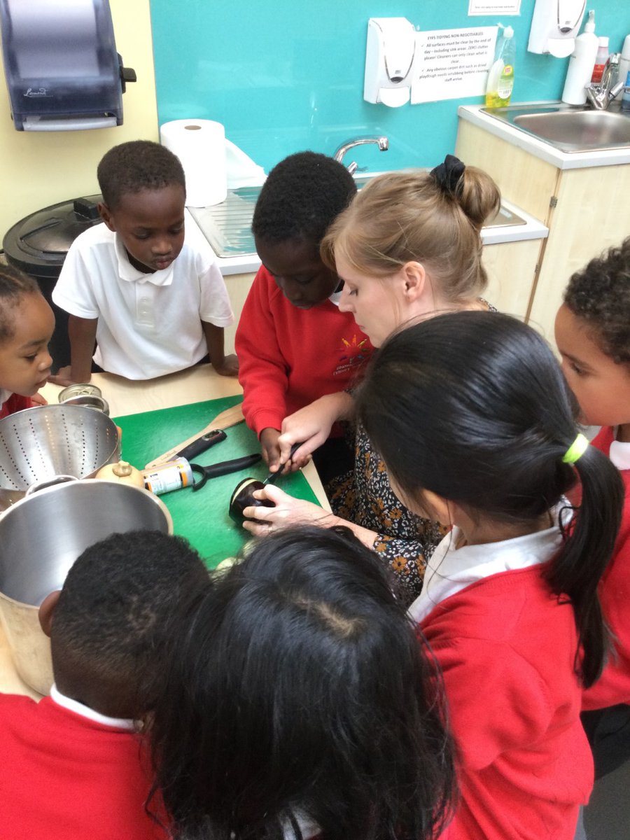 shakespeareLS9's tweet image. BIG WORLD, Little Me! Layering learning for Reception in understanding the world. We started off with our families, their differences and our traditions. We read books with characters just like us and cooked our fave family foods! @leedsearlyyears #representation #EYFSreforms