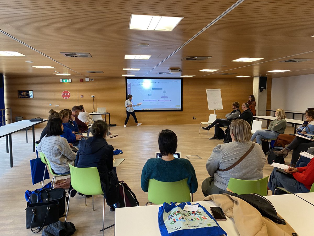 iLearn_VL's tweet photo. Hoe ontwerp je een gepersonaliseerde leerervaring? Ons i-Learn team vertelt er alles over op Digiwijs in onze tweede workshop. #digiwijs https://t.co/IDTWGAwdgG