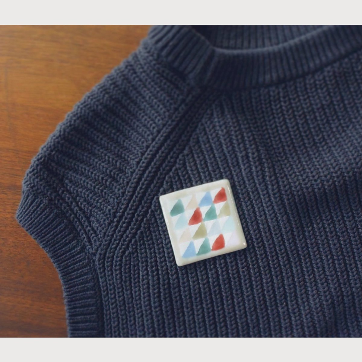 SmallPlain's tweet photo. キルトに憧れて…

編み物やキルトは作らないのに
本ばかり集めてしまいます🧶

いつか作ってみたいです

#plainandsmall #enamel #quilt
#七宝焼 #四角い #ブローチ https://t.co/jVsmqxrq5h