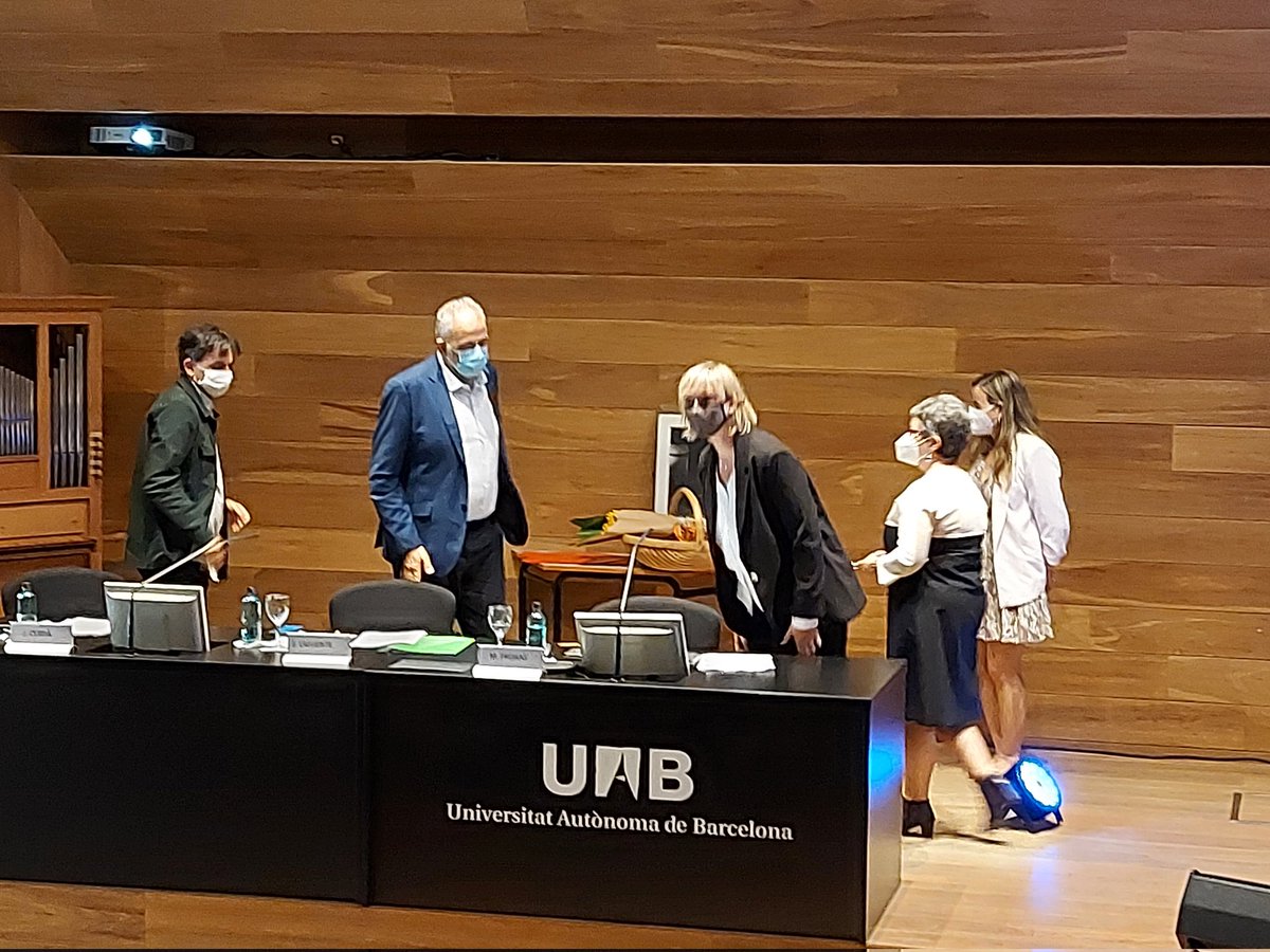 Congratulations @SaraMartinUAB ! Premi a l'Excel.lència Docent a  @LletresUAB 2021!👏👏👏