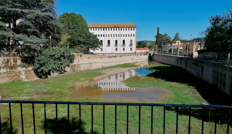 gencat's tweet photo. 💧 Declarada l'alerta per #sequera a gran part de la comarca de l'#Anoia. https://t.co/Xkc5wBrxB0

S'han establert mesures per optimitzar l'ús de l'#aigua:

🌳 Es redueix el reg de jardins i zones verdes.
💦 No es poden omplir les piscines ni les fonts ornamentals. https://t.co/5vhTRVkeuI