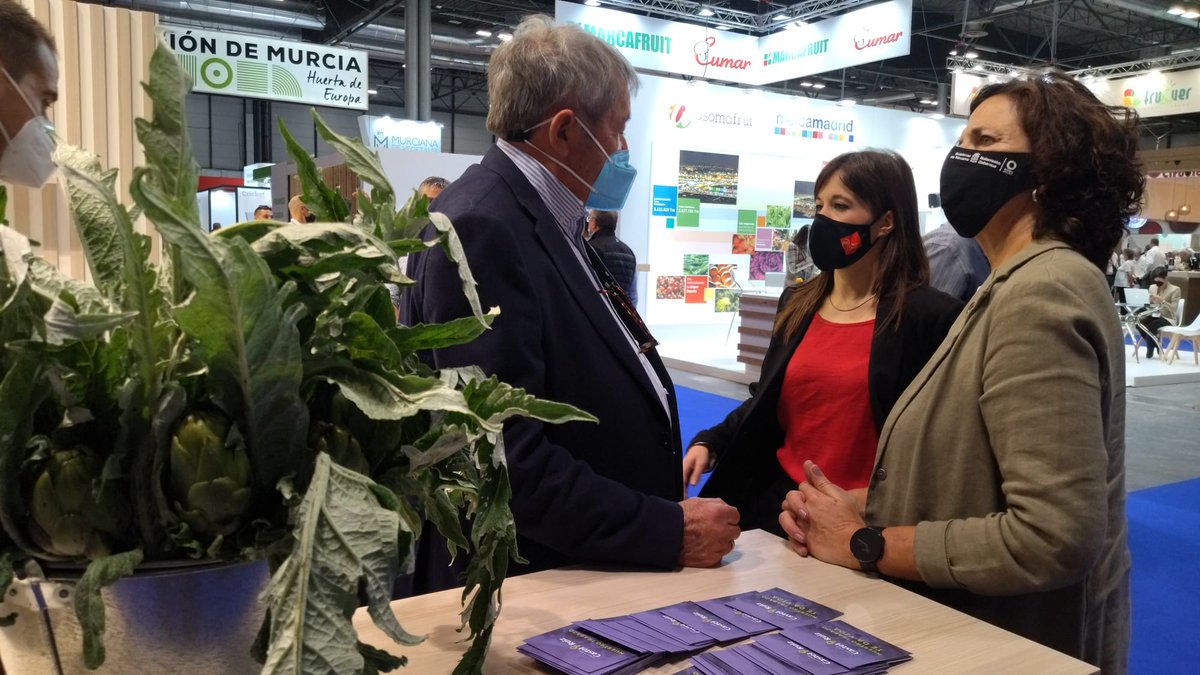 Reyno_Gourmet's tweet photo. Hoy en @FruitAttraction hemos recibido en el stand de #Navarra a nuestra consejera @itziargomez, que ha conversado con todos los responsables de las empresas asistentes con @Reyno_Gourmet
#ReynoGourmet #marcadecalidad #INTIA https://t.co/uewdbz12mW