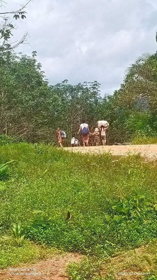kayaprilnyein1's tweet photo. About 1,000 refugees from Thayetchaung Township, Taungpyauk Division urgently need foods &amp; medicines. Refugees are suffering from malaria and other illnesses, and they have no medicines or foods due to hiding in forest.

REFUGEES NEED HELP
#Oct6Coup
#WhatsHappeningInMyanmar https://t.co/kW8rO8xdiM