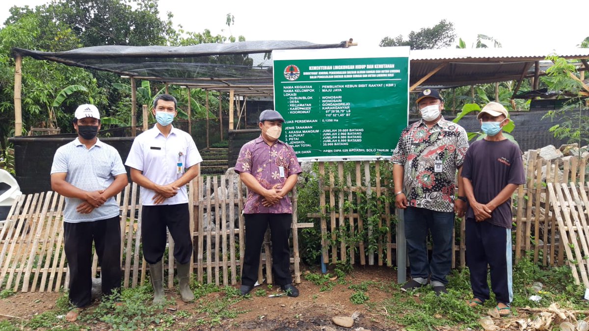cdk10dlhkjateng's tweet photo. Monev 2 unit Kebun Bibit Rakyat di Wonosari dan Rejosari Kec. Gondangrejo Kab. Karanganyar masing-masing memproduksi bibit 35.000 btg jenis Akasia, Alpukat, Petai, Jengkol semoga tumbuh baik dan siap tanam saat musim hujan tiba @dlhkprovjateng @widi_artanto https://t.co/6YDAcITgZr
