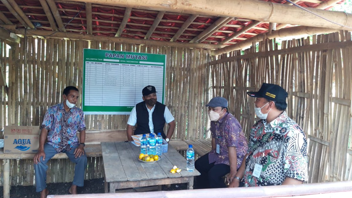 cdk10dlhkjateng's tweet photo. Monev 2 unit Kebun Bibit Rakyat di Wonosari dan Rejosari Kec. Gondangrejo Kab. Karanganyar masing-masing memproduksi bibit 35.000 btg jenis Akasia, Alpukat, Petai, Jengkol semoga tumbuh baik dan siap tanam saat musim hujan tiba @dlhkprovjateng @widi_artanto https://t.co/6YDAcITgZr
