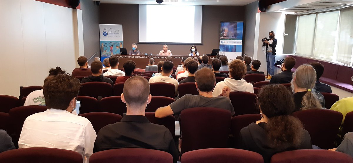 fib_upc's tweet photo. A la sala d'actes de la FIB el degà dona a la benvinguda a la Fira de Projectes de l'@inLabFIB. El seu director, @ErnestTeniente i la directora associada @RiberaSancho ens expliquen el #programaTalent https://t.co/vb4udP1ftS